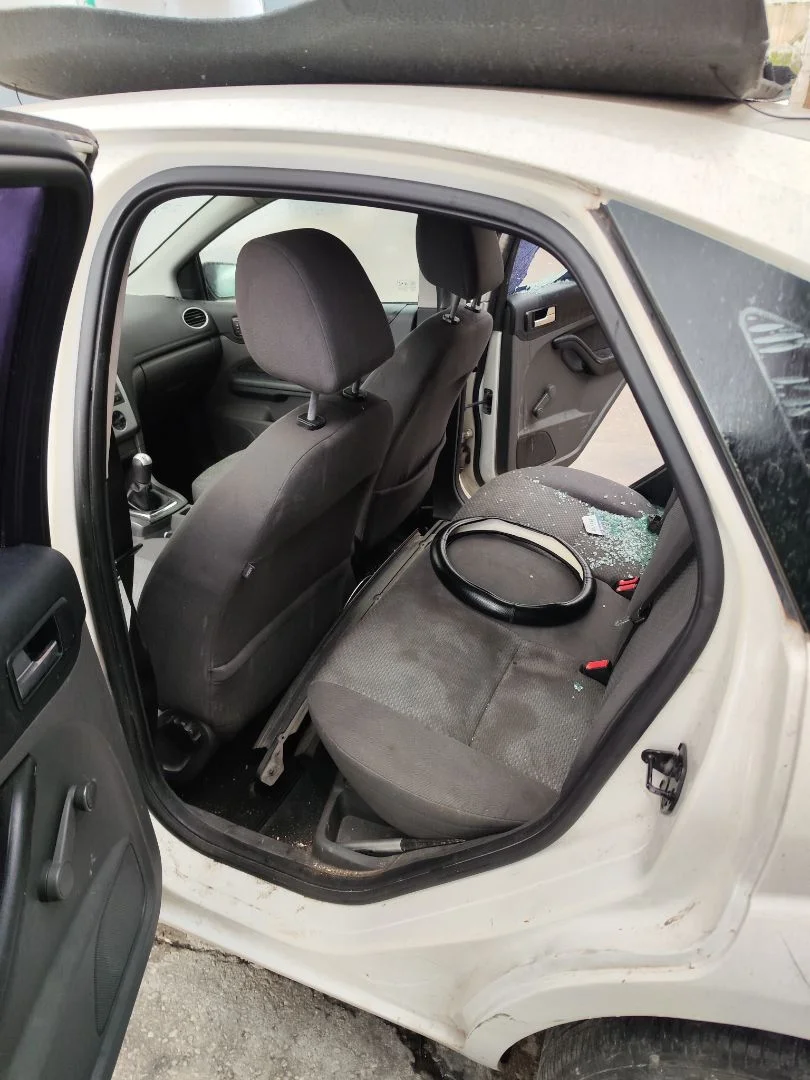 Foto de GOMAS CONTORNO PUERTA FORD FOCUS BERLINA (CAP) 1.6 TDCi CAT (90 CV / 66 KW)