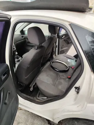 Foto de GOMAS CONTORNO PUERTA FORD FOCUS BERLINA (CAP) 1.6 TDCi CAT (90 CV / 66 KW)