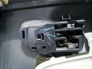 Foto de MANETA INTERIOR TRASERA IZQUIERDA TOYOTA COROLLA (E15) 1.4 Turbodiesel CAT (90 CV / 66 KW) referencia 6920613020B0 foto 2