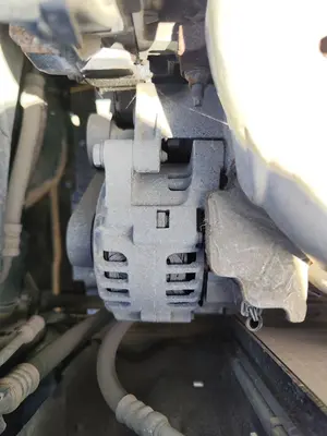 Foto de ALTERNADOR PEUGEOT 307 BERLINA (S2) 1.4 16V CAT (KFU / ET3J4) (88 CV / 65 KW)