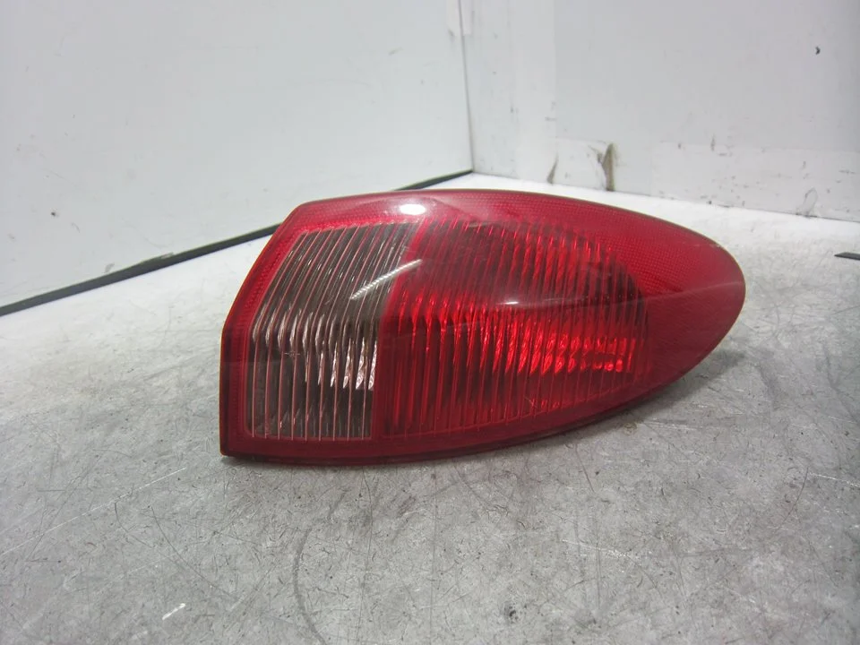 Foto de PILOTO TRASERO DERECHO ALFA ROMEO 147 (190) 1.6 16V CAT (105 CV / 77 KW) referencia 46556347