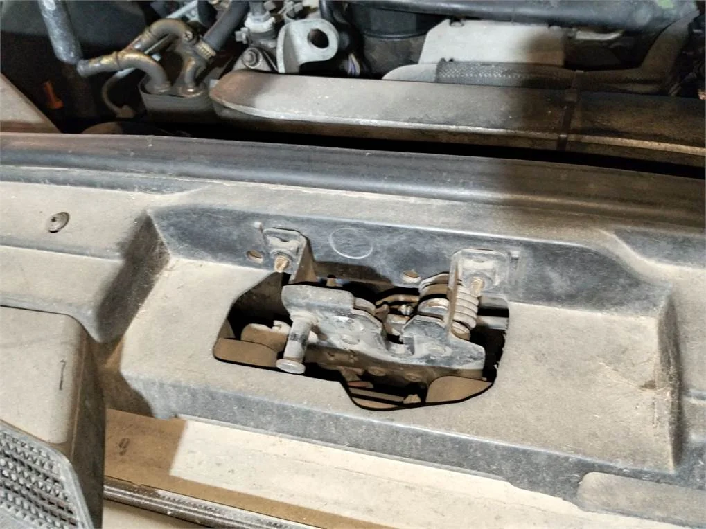 Foto de CERRADURA CAPO AUDI ALLROAD QUATTRO QUATTRO (4B5)