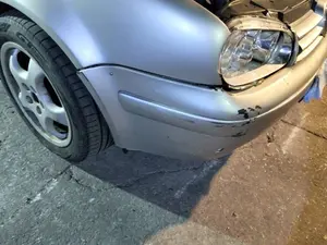 Foto de PARAGOLPES DELANTERO VOLKSWAGEN GOLF IV BERLINA (1J1)(10.1997) foto 2