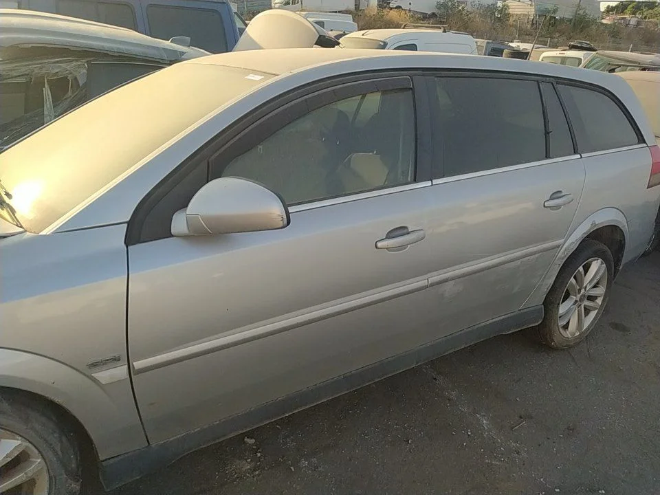 Foto de RETROVISOR IZQUIERDO OPEL VECTRA C CARAVAN 2.2 16V CAT (Z 22 YH / LCH) (155 CV / 114 KW)