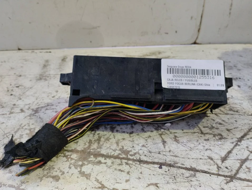 Foto de CAJA RELES / FUSIBLES FORD FOCUS BERLINA (CAK) 1.8 TDCi Turbodiesel CAT (116 CV / 85 KW) referencia 5J0937615