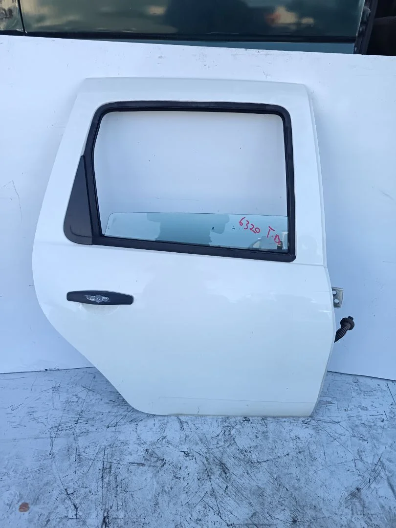 Foto de PUERTA TRASERA DERECHA DACIA DUSTER I 1.5 dCi Diesel CAT (86 CV / 63 KW) referencia 821000291R