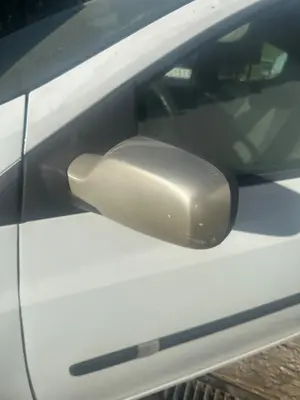 Foto de RETROVISOR IZQUIERDO RENAULT CLIO III 1.5 dCi Diesel (68 CV / 50 KW)