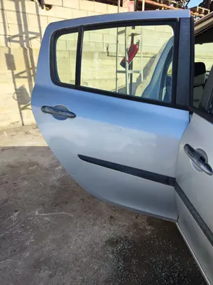 Foto de PUERTA TRASERA DERECHA RENAULT CLIO III 1.4 16V (98 CV / 72 KW) foto 2