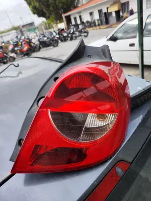 Foto de PILOTO TRASERO DERECHO RENAULT CLIO III 1.2 16V (75 CV / 55 KW)