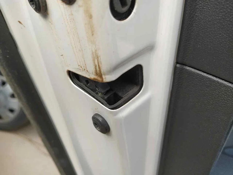 Foto de CERRADURA PUERTA TRASERA IZQUIERDA SEAT LEON (5F1) 1.6 TDI (105 CV / 77 KW) referencia 5K4839015AF