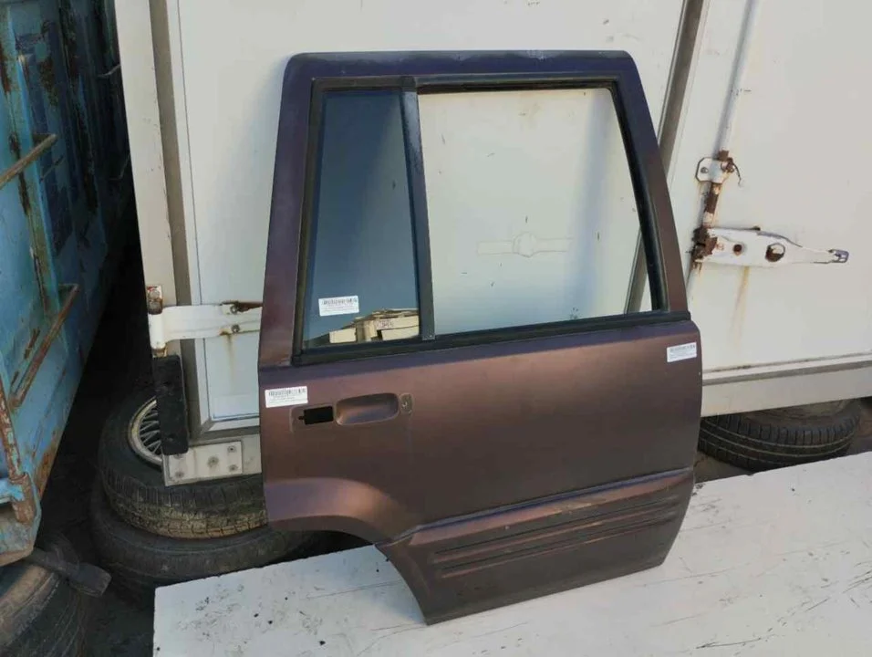 Foto de PUERTA TRASERA DERECHA CHRYSLER JEEP GR.CHEROKEE (ZJ)/(Z) 5.2 V8 CAT (211 CV / 155 KW)