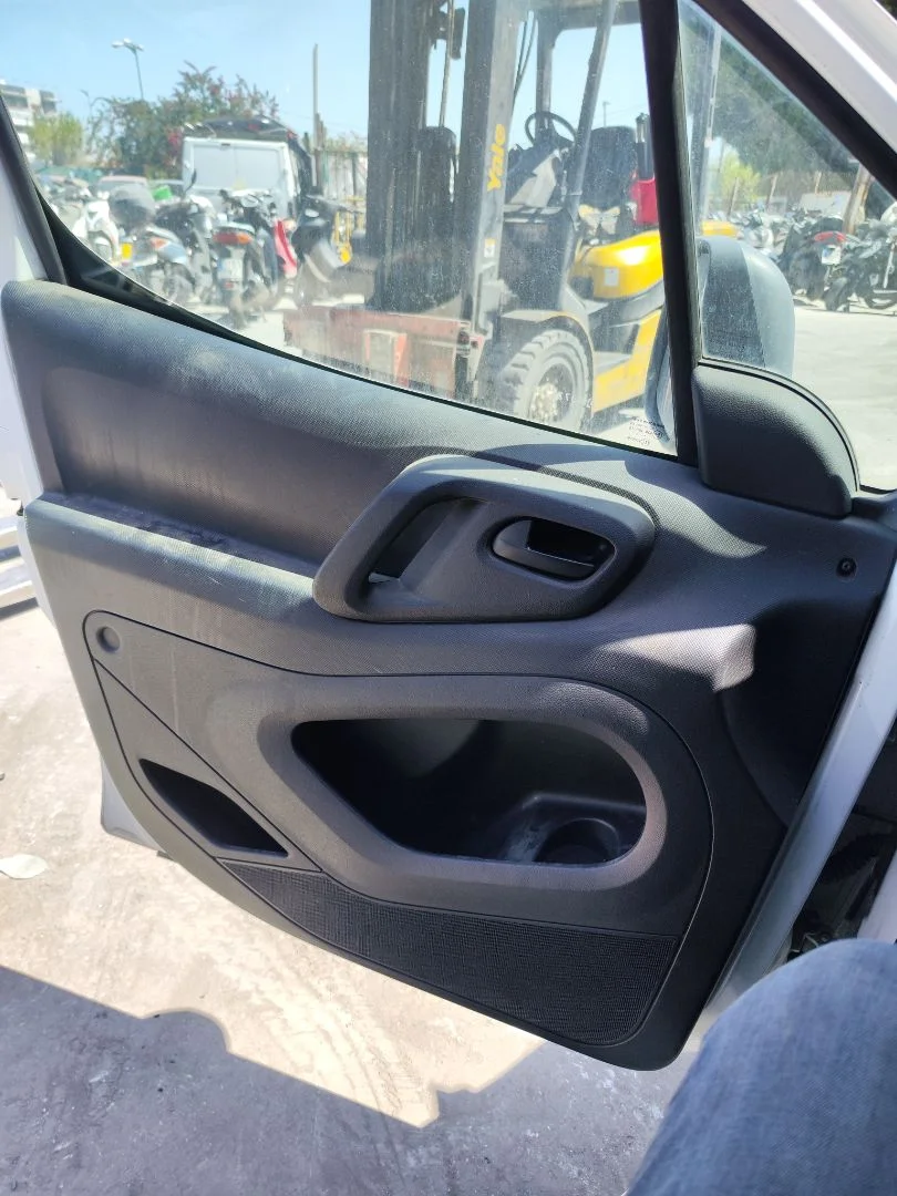 Foto de GUARNECIDO PUERTA DELANTERA IZQUIERDA CITROEN BERLINGO FURGÓN 1.6 Blue-HDI FAP (99 CV / 73 KW)