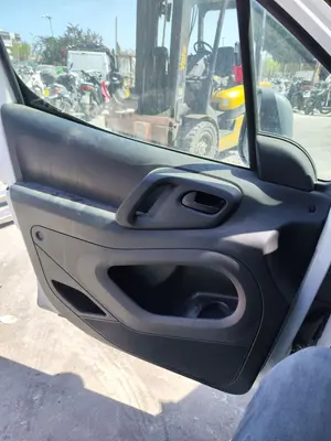 Foto de GUARNECIDO PUERTA DELANTERA IZQUIERDA CITROEN BERLINGO FURGÓN 1.6 Blue-HDI FAP (99 CV / 73 KW)