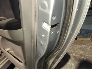 Foto de CERRADURA PUERTA TRASERA DERECHA MITSUBISHI GRANDIS (NA0W)