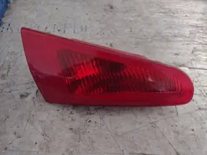 Foto de PILOTO TRASERO IZQUIERDO INTERIOR ALFA ROMEO 147 (190) 1.6 16V CAT (105 CV / 77 KW) referencia 0336900
