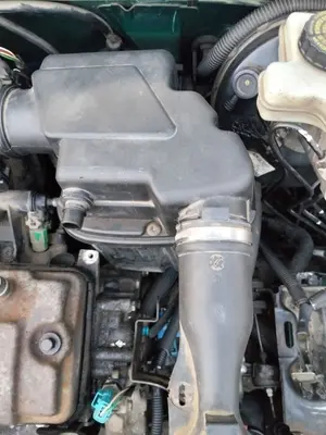 Foto de CAJA FILTRO AIRE PEUGEOT 106 (S2) 1.1  (60 CV / 44 KW)