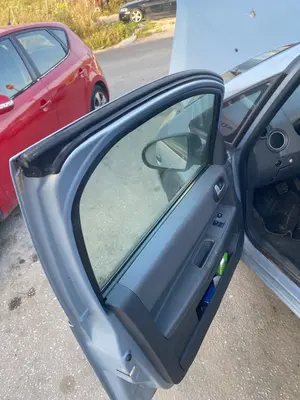 Foto de GOMAS CONTORNO PUERTA MITSUBISHI COLT CZ3 BERL. 5 (Z30A) 1.3 CAT (95 CV / 70 KW)