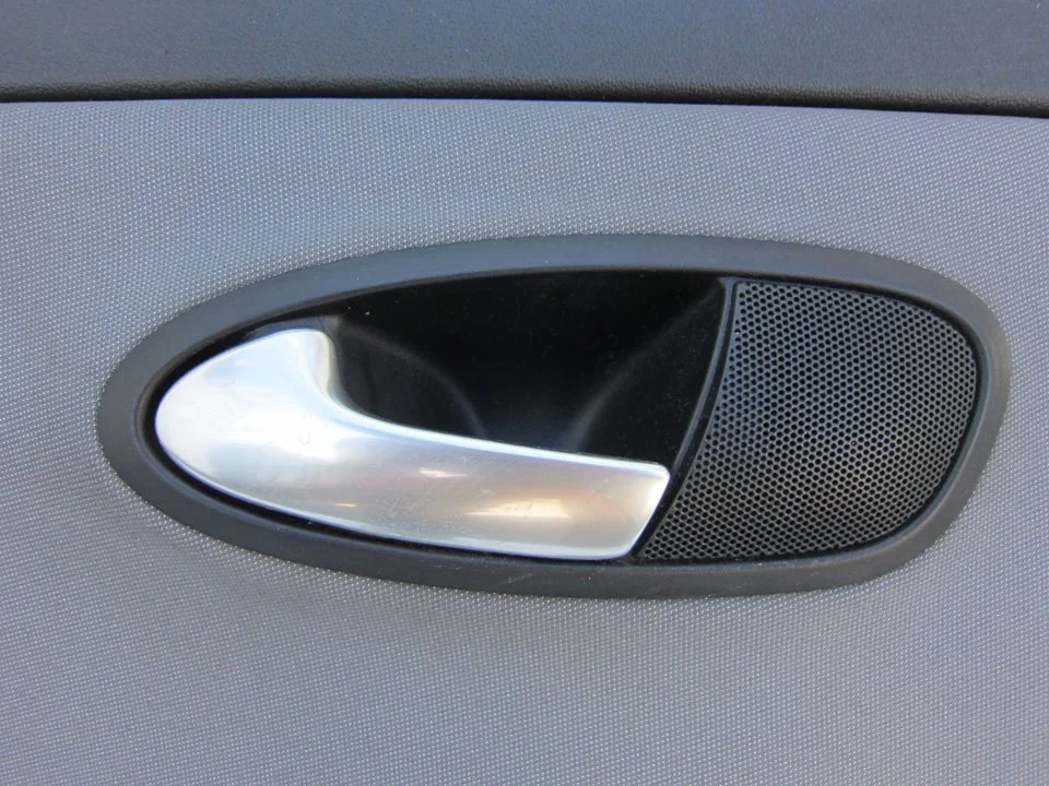 Foto de MANETA INTERIOR TRASERA IZQUIERDA SEAT LEON (1P1) 1.6 TDI (105 CV / 77 KW)