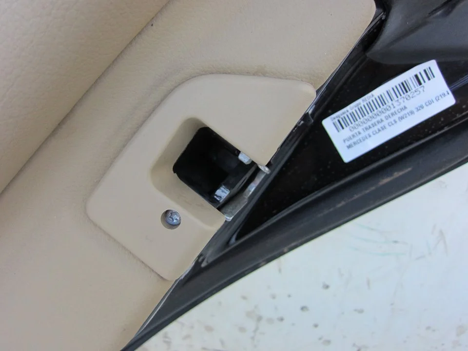 Foto de CERRADURA PUERTA TRASERA DERECHA MERCEDES-BENZ CLS (BM 219) 3.0 CDI CAT (224 CV / 165 KW)