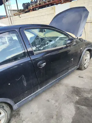 Foto de PUERTA DELANTERA DERECHA OPEL CORSA C 1.2 16V CAT (Z 12 XEP / LB4) (80 CV / 59 KW) foto 3