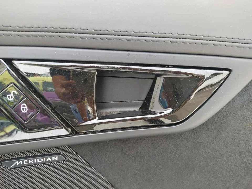 Foto de MANETA INTERIOR DELANTERA DERECHA JAGUAR F-TYPE COUPÉ 2.0 TwinTurbo CAT (300 CV / 221 KW)