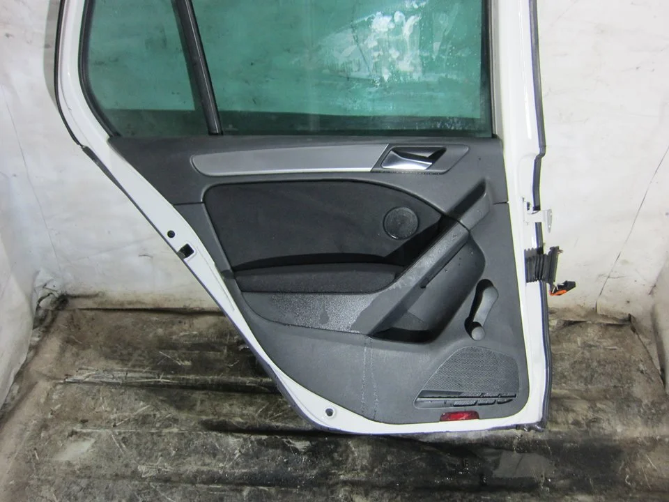 Foto de GUARNECIDO PUERTA TRASERA IZQUIERDA VOLKSWAGEN GOLF VI (5K1)(10.2008) 1.6 TDI DPF (105 CV / 77 KW) referencia 5K6867211