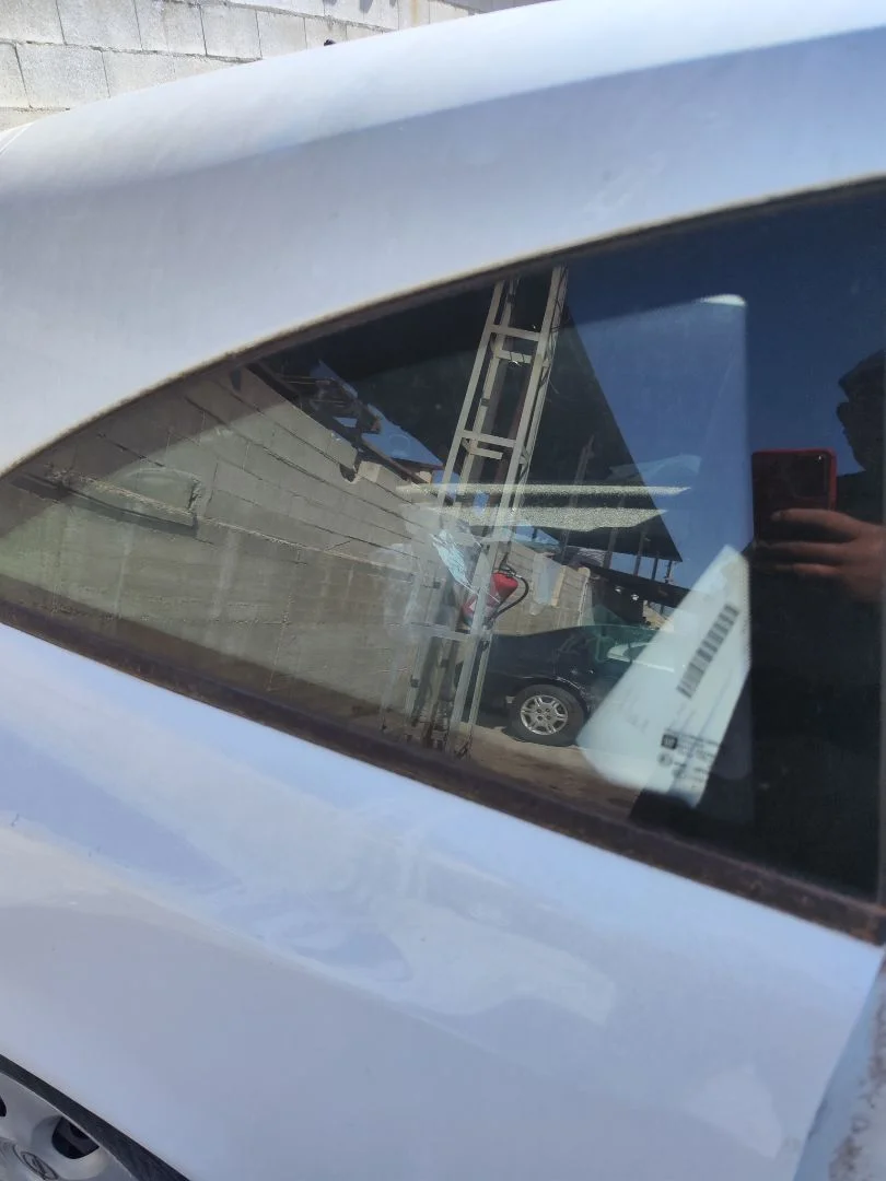 Foto de LUNA CUSTODIA TRASERA DERECHA OPEL CORSA D 1.3 16V CDTI (75 CV / 55 KW)