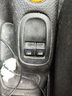 Foto de MANDO ELEVALUNAS DELANTERO DERECHO PEUGEOT 206 1.4  (75 CV / 55 KW)