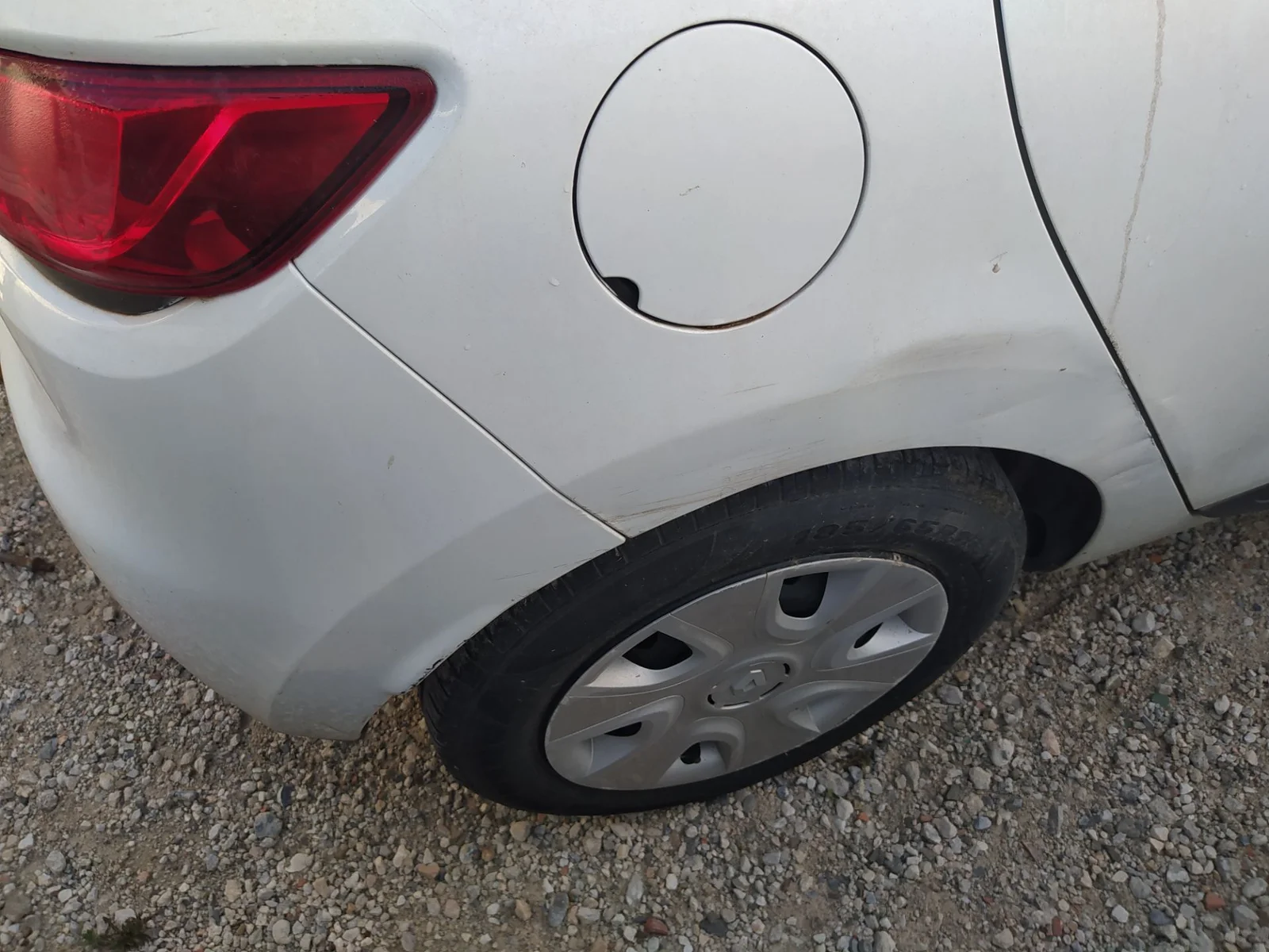 Foto de PASO RUEDA TRASERO DERECHO RENAULT CLIO IV 1.2 16V (73 CV / 54 KW)