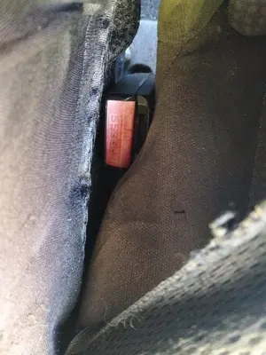 Foto de ENGANCHE CINTURON TRASERO IZQUIERDO RENAULT SCENIC I (JA...) 1.9 dCi Diesel CAT (102 CV / 75 KW)
