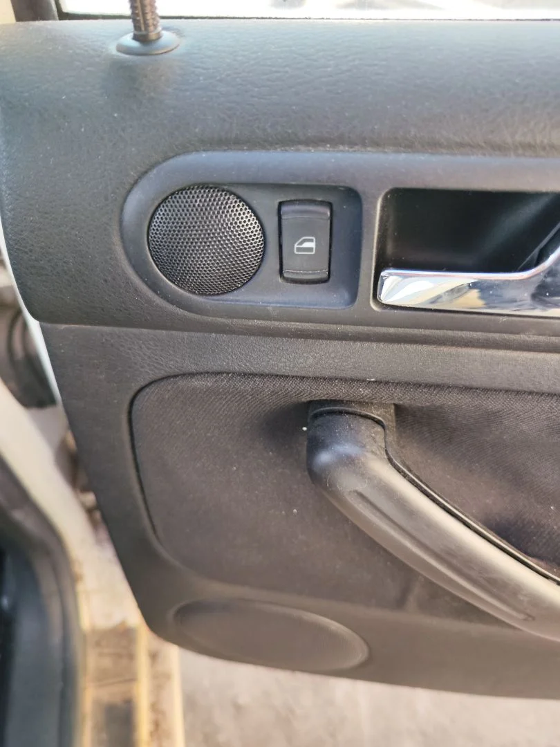 Foto de MANDO ELEVALUNAS TRASERO DERECHO VOLKSWAGEN GOLF IV BERLINA (1J1)(10.1997) 2.0 (116 CV / 85 KW)