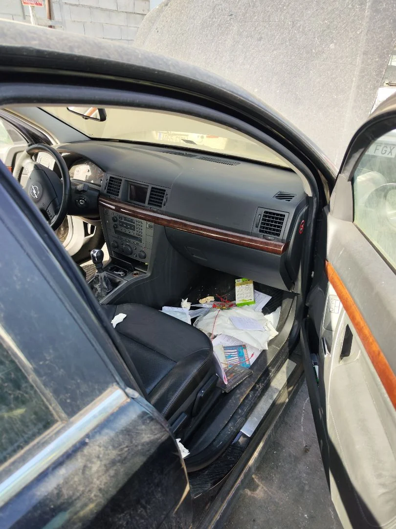 Foto de GOMAS CONTORNO PUERTA OPEL VECTRA C BERLINA 2.2 16V DTI CAT (Y 22 DTR / L50) (125 CV / 92 KW)