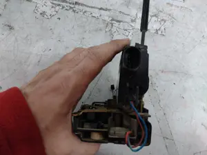 Foto de CERRADURA PUERTA DELANTERA DERECHA SKODA OCTAVIA BERLINA (1U2) 1.9 TDI (90 CV / 66 KW) referencia 3B1837016A foto 4