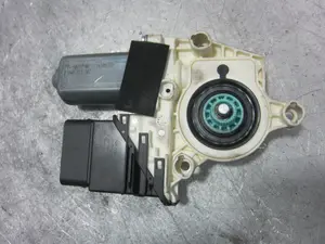 Foto de MOTOR ELEVALUNAS TRASERO DERECHO SEAT ALTEA XL (5P5) 1.9 TDI (105 CV / 77 KW) referencia 1K0959704AE foto 3