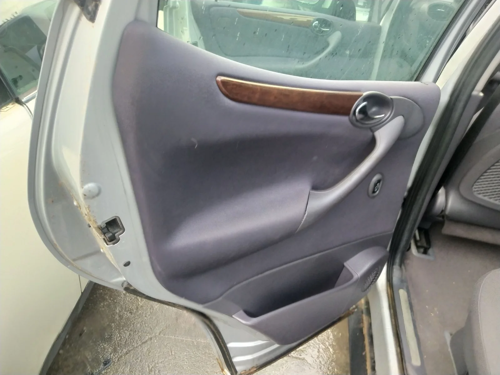 Foto de GUARNECIDO PUERTA TRASERA IZQUIERDA MERCEDES-BENZ CLASE A (BM 168) 1.6 CAT (102 CV / 75 KW) referencia A1687305370 7F31