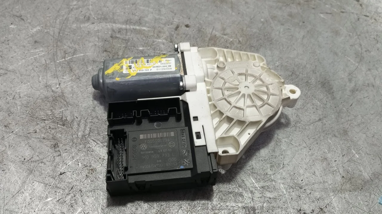 Foto de MOTOR ELEVALUNAS DELANTERO IZQUIERDO SEAT LEON (1P1) 2.0 TDI (170 CV / 125 KW) referencia 1P0837401D