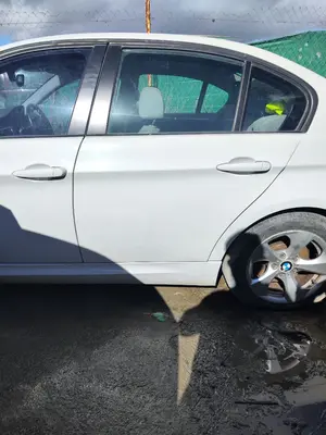 Foto de PUERTA TRASERA IZQUIERDA BMW SERIE 3 BERLINA (E90) 2.0 Turbodiesel CAT (143 CV / 105 KW)