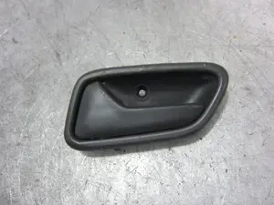 Foto de MANETA INTERIOR DELANTERA IZQUIERDA SUZUKI IGNIS RM (MH) 1.3 DDiS Diesel CAT (69 CV / 51 KW) referencia 8310286G00S1S