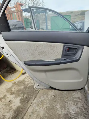 Foto de GUARNECIDO PUERTA TRASERA IZQUIERDA KIA CERATO (LD) 1.5 CRDi (102 CV / 75 KW) referencia 83307P2000MQA