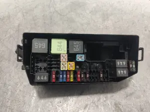 Foto de CAJA RELES / FUSIBLES VOLKSWAGEN POLO VI (AW1)(08.2017) 1.0 (65 CV / 48 KW) referencia 2Q0927165A foto 3