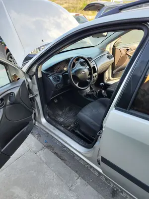 Foto de GOMAS CONTORNO PUERTA FORD FOCUS FAMILIAR (CAK) 1.8 TDCi Turbodiesel CAT (116 CV / 85 KW)