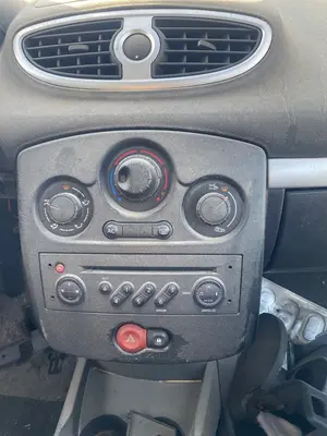 Foto de MANDO CALEFACCION / AIRE ACONDICIONADO RENAULT CLIO III 1.2 16V (75 CV / 55 KW)