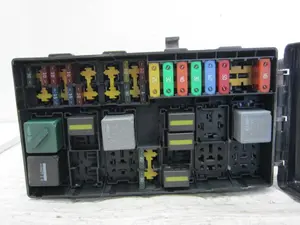 Foto de CAJA RELES / FUSIBLES FORD FOCUS FAMILIAR (CAK) 1.8 TDCi CAT (101 CV / 74 KW) referencia 518276100 foto 6