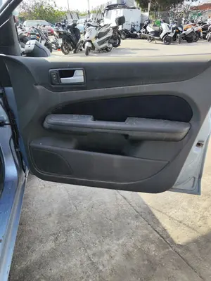 Foto de GUARNECIDO PUERTA DELANTERA DERECHA FORD FOCUS BERLINA (CAP) 1.8 TDCi Turbodiesel CAT (116 CV / 85 KW)