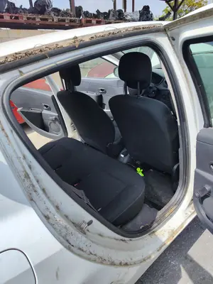 Foto de GOMAS CONTORNO PUERTA RENAULT CLIO III 1.2 16V (75 CV / 55 KW)