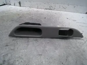 Foto de MANDO ELEVALUNAS TRASERO DERECHO NISSAN ALMERA (N15) 1.4 16V CAT (87 CV / 64 KW) referencia 82960