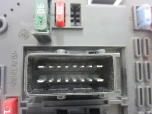 Foto de CAJA RELES / FUSIBLES PEUGEOT 206 1.4 HDi (68 CV / 50 KW) referencia 9657608880 foto 8