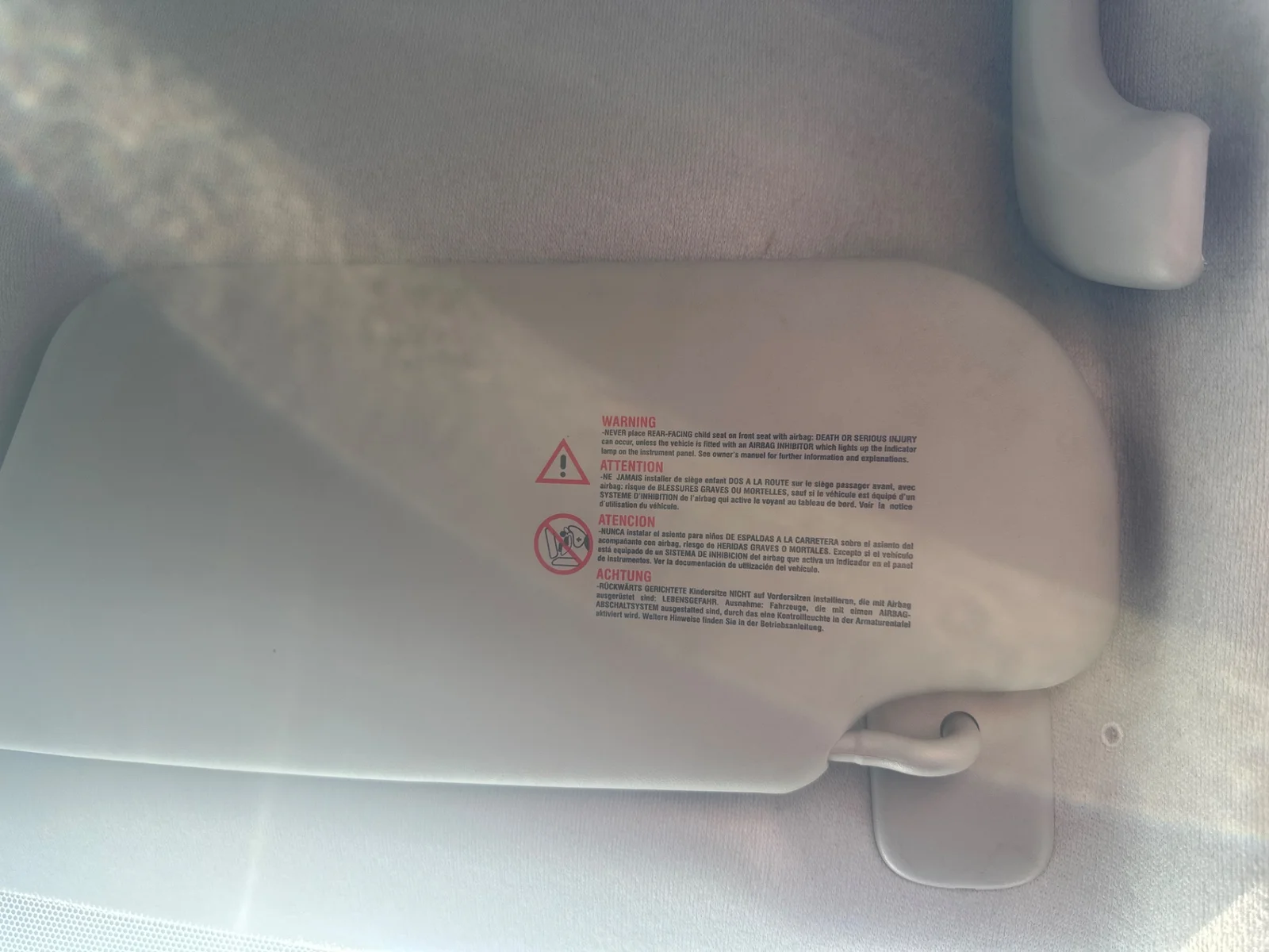 Foto de PARASOL DERECHO RENAULT CLIO III 1.5 dCi Diesel (68 CV / 50 KW)