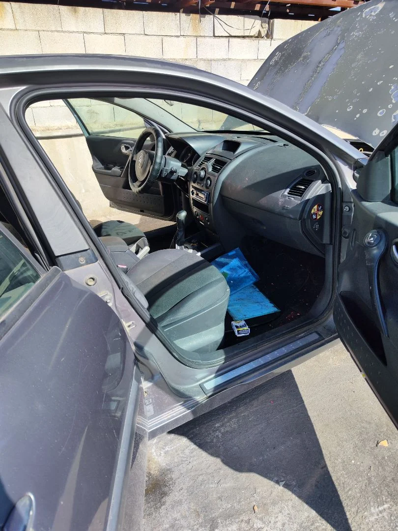 Foto de GOMAS CONTORNO PUERTA RENAULT MEGANE II BERLINA 5P 1.5 dCi Diesel (101 CV / 74 KW)
