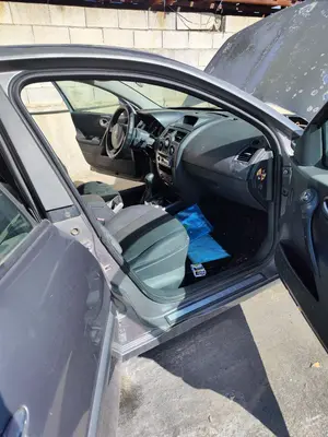 Foto de GOMAS CONTORNO PUERTA RENAULT MEGANE II BERLINA 5P 1.5 dCi Diesel (101 CV / 74 KW)